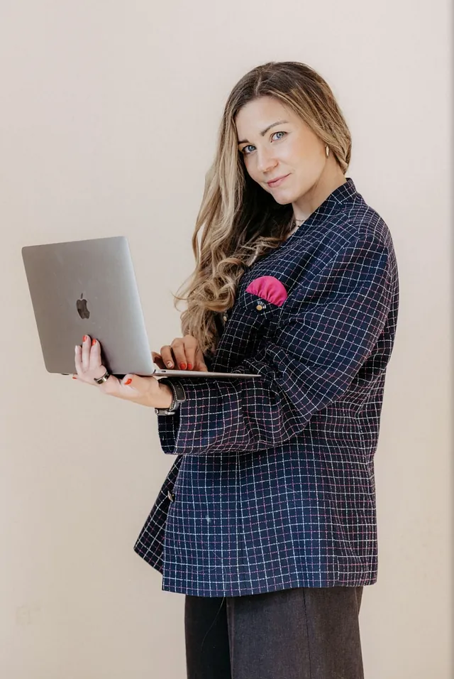 Tina Augmüller mit Laptop in den Händen