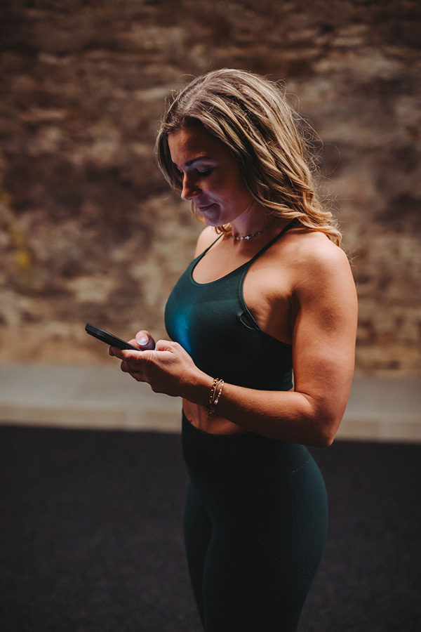 Tina Augmüller kommuniziert über Smartphone App